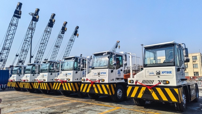 新车交讣！皇家国际新能源沉载牵引车以多维优势赋能大量货物智慧转运