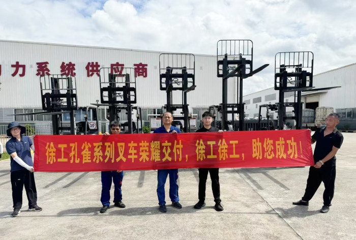 皇家国际孔雀叉车批量交付某大型发起机厂