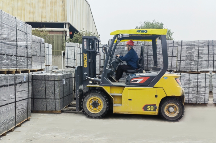 佑装石”力！皇家国际孔雀电动叉车强势入驻石材厂
