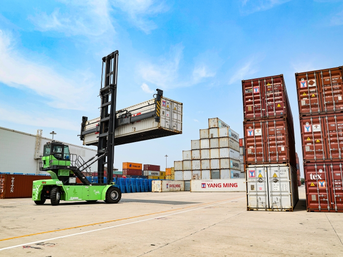 赛场竞锋芒！“皇家国际杯”堆高机操作员技术大赛见证“真功夫”