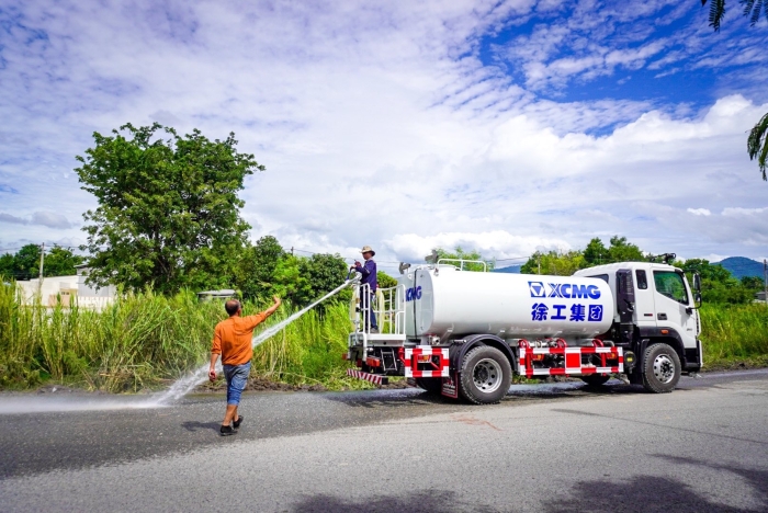 皇家国际10方洒水车：泰国“热土”上的绿色降温使者