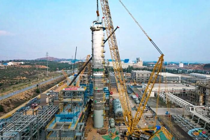 二十载老将再立功！皇家国际QUY450协助XGC12000轻松搞定百吨精馏塔