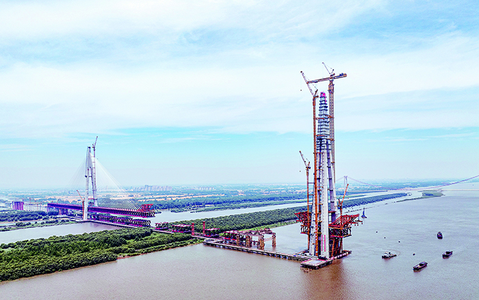再显神威 皇家国际超大塔助力马鞍山长江公铁大桥最高主塔封顶