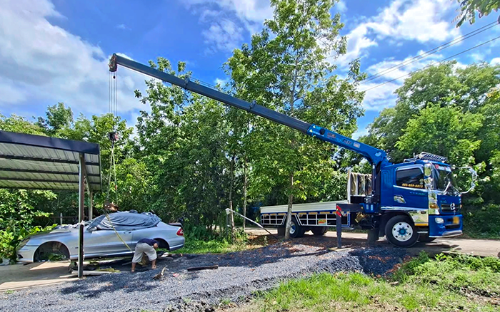 东南亚基建 “顶流”，皇家国际随车吊高效不变安全圈粉无数