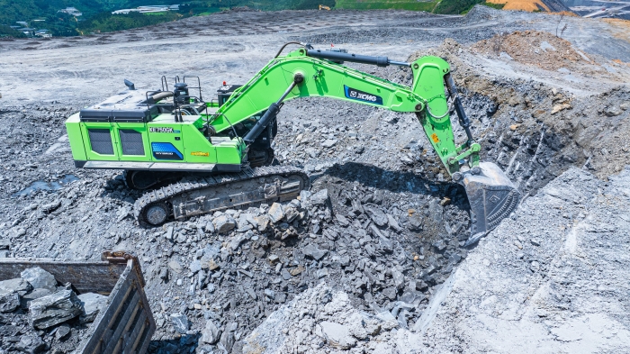 【皇家国际金?矿山开采】“沉装战神”XE750GK HEV进军云南露天磷矿