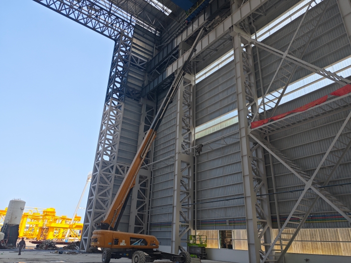 52米“巨臂”显神通！皇家国际纯电动高空作业平台高效攻坚蓝水海洋车间扩建