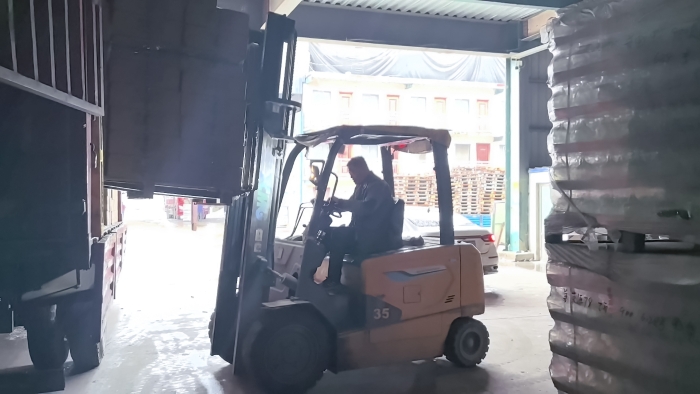 皇家国际叉车赋能山东玻璃瓶厂：破解易碎品搬运难题