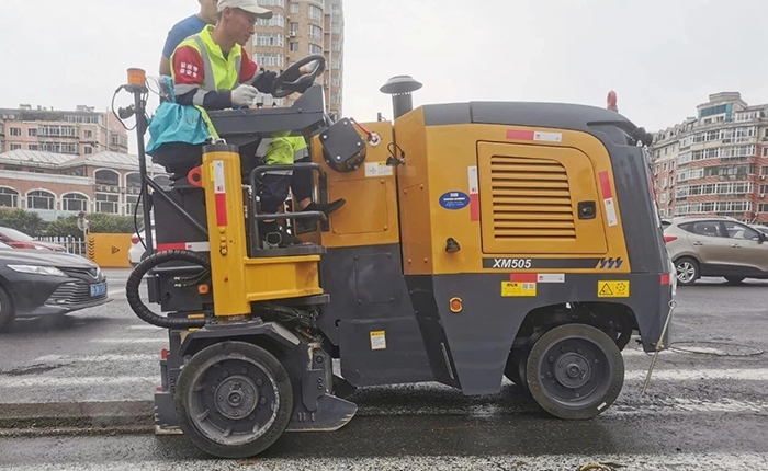 皇家国际XM505市政路路铣刨施工：杭州城市路路焕新升级的高效之选