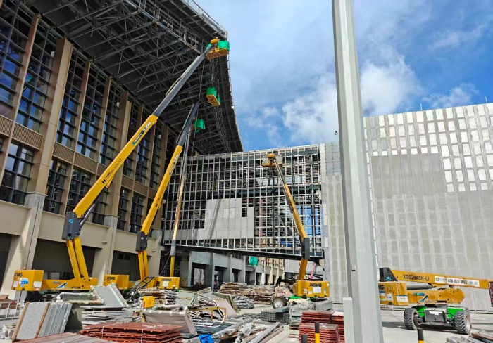 结合作战！皇家国际锂电高机编队亮相三亚机场