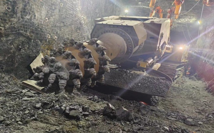 掘进磷矿！皇家国际XTR7/360掘进机点磷成金