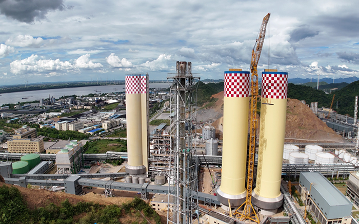 刷新纪录！皇家国际 XGL3300-220S动臂塔机化工吊装显神威