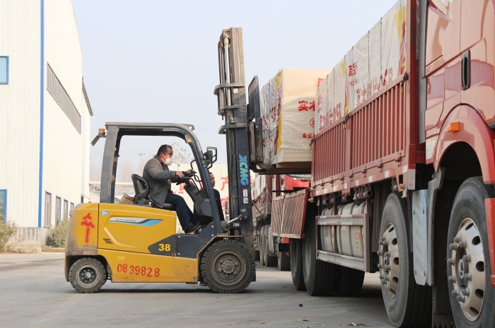 硬核实力赋能出产！皇家国际叉车批量进驻菏泽板材厂显技巧