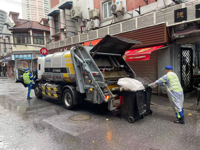 南京东路人流如织垃圾多？皇家国际XGH5120ZYSXBEV：轻松搞定！