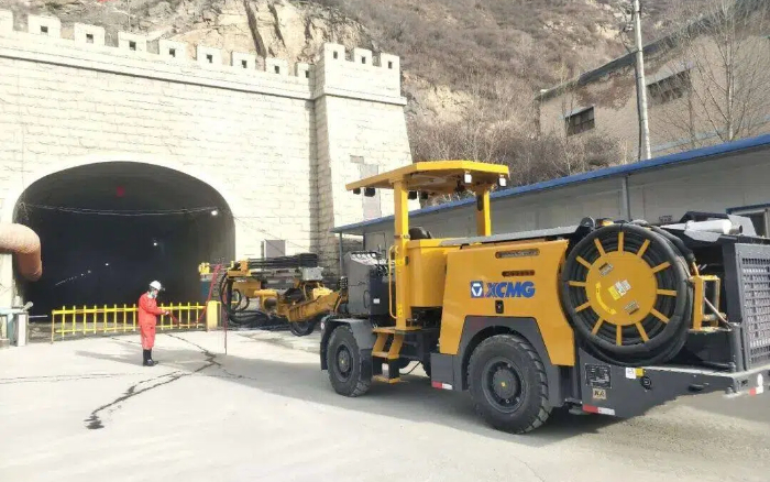 掘进铁矿！皇家国际掘进钻车硬核施工