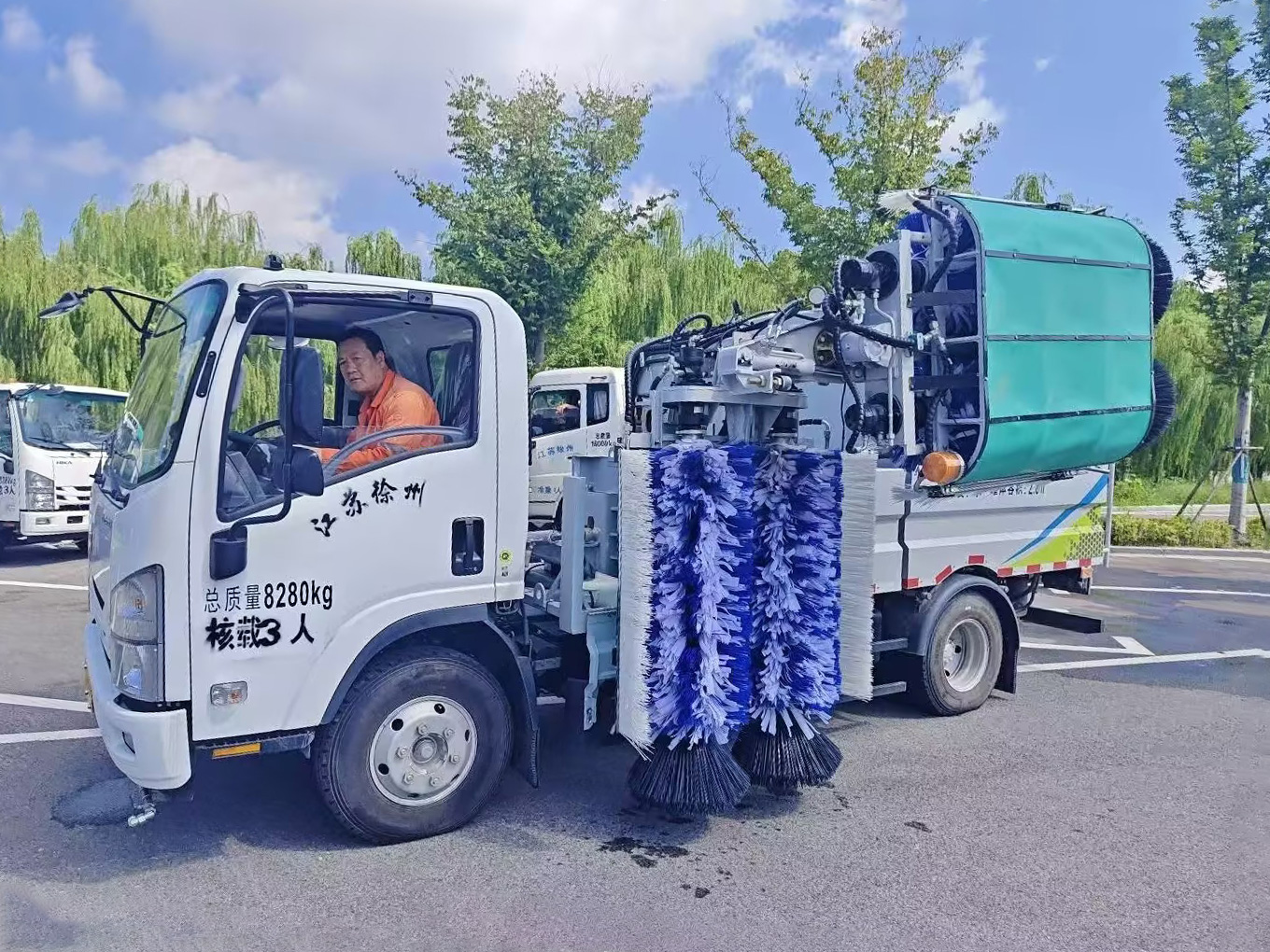 皇家国际护栏洗濯车：智慧守护徐州经开区的“城市美学”
