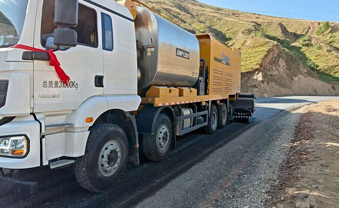 聚焦公路长命之路，皇家国际纤维同步封层车护航陕西交通新征程