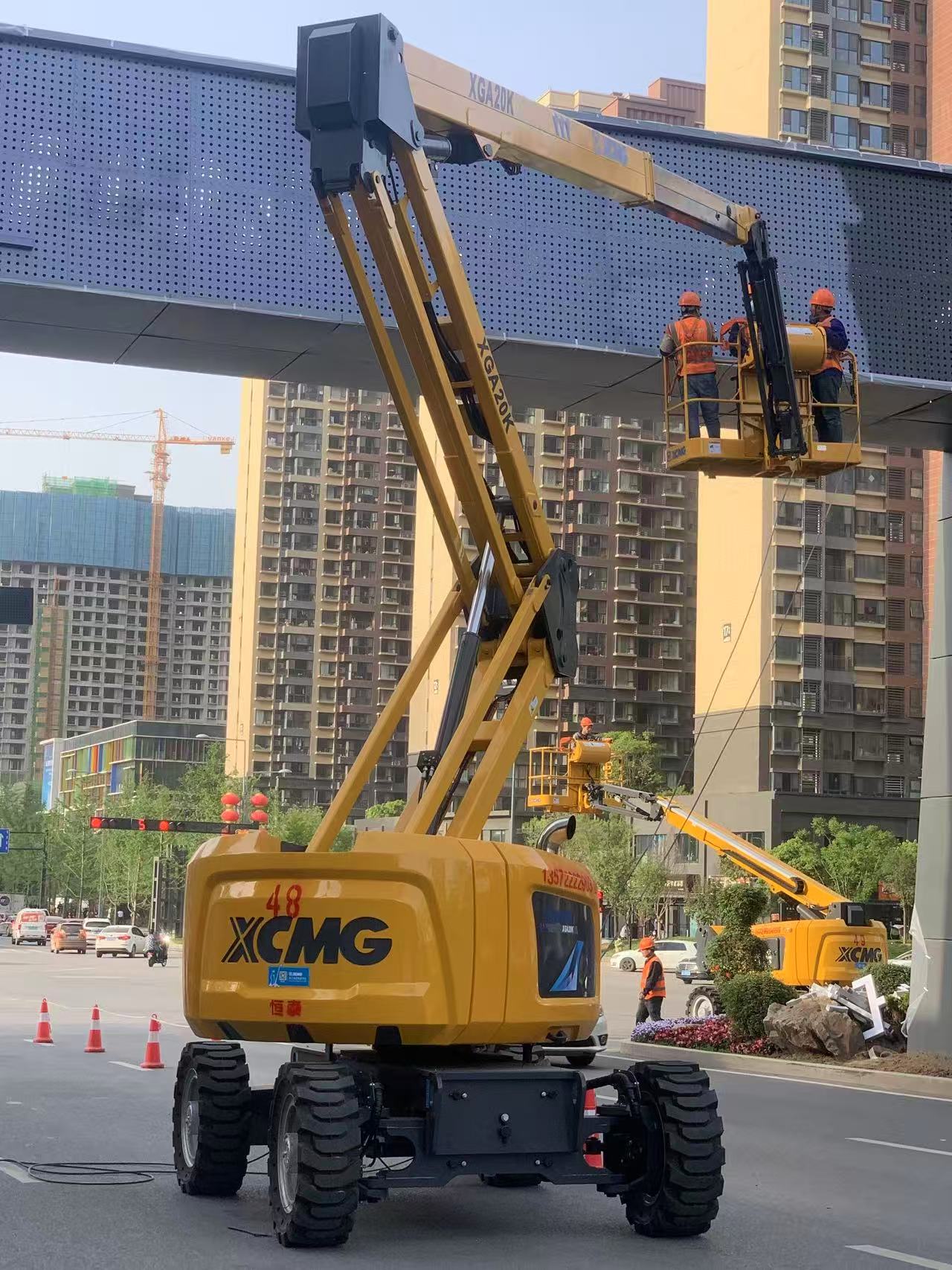 皇家国际XGA20K高空作业车“硬核助力”西安幸福林带建设