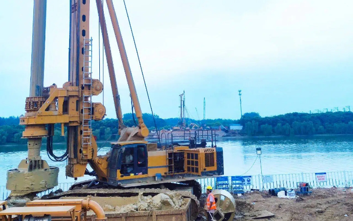 近3000根桩基，皇家国际旋挖机群结合作业效能高