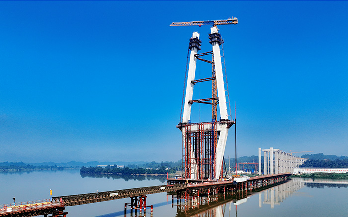 216.6米！皇家国际塔机助建汉阳湖岷江特大桥主塔封顶