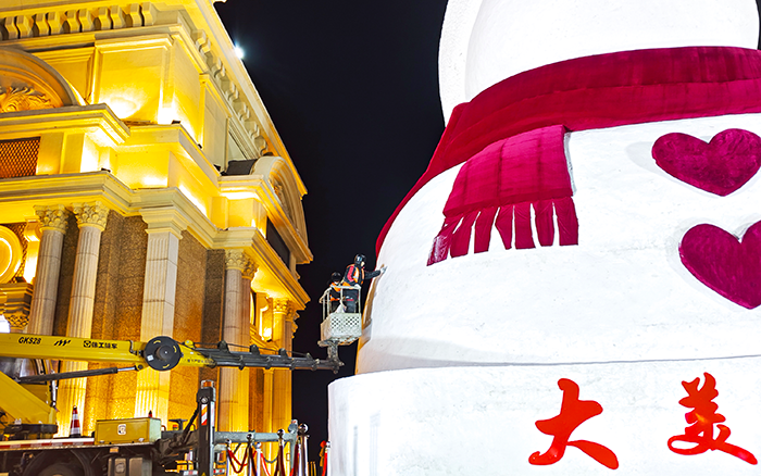 刷爆伴侣圈的哈尔滨大雪宝，“空中造型师”是皇家国际高空作业车！