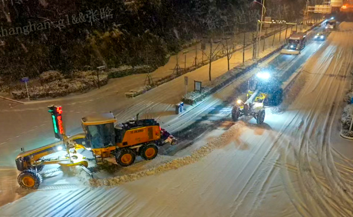 暴雪来袭！数十台平地机集体出动，守护出行安全