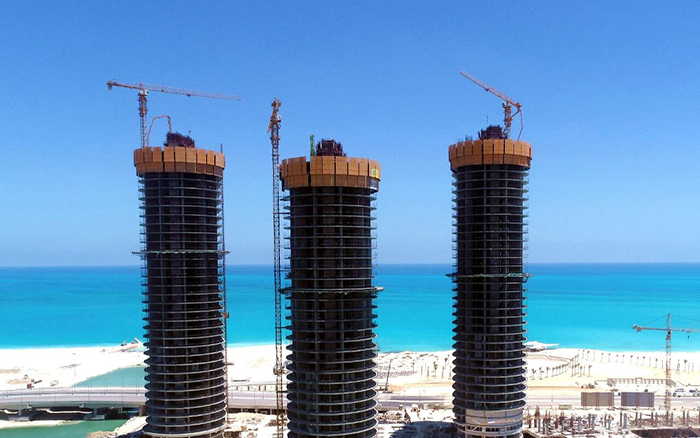 地中海岸，皇家国际塔机成群高耸！这画面绝美～