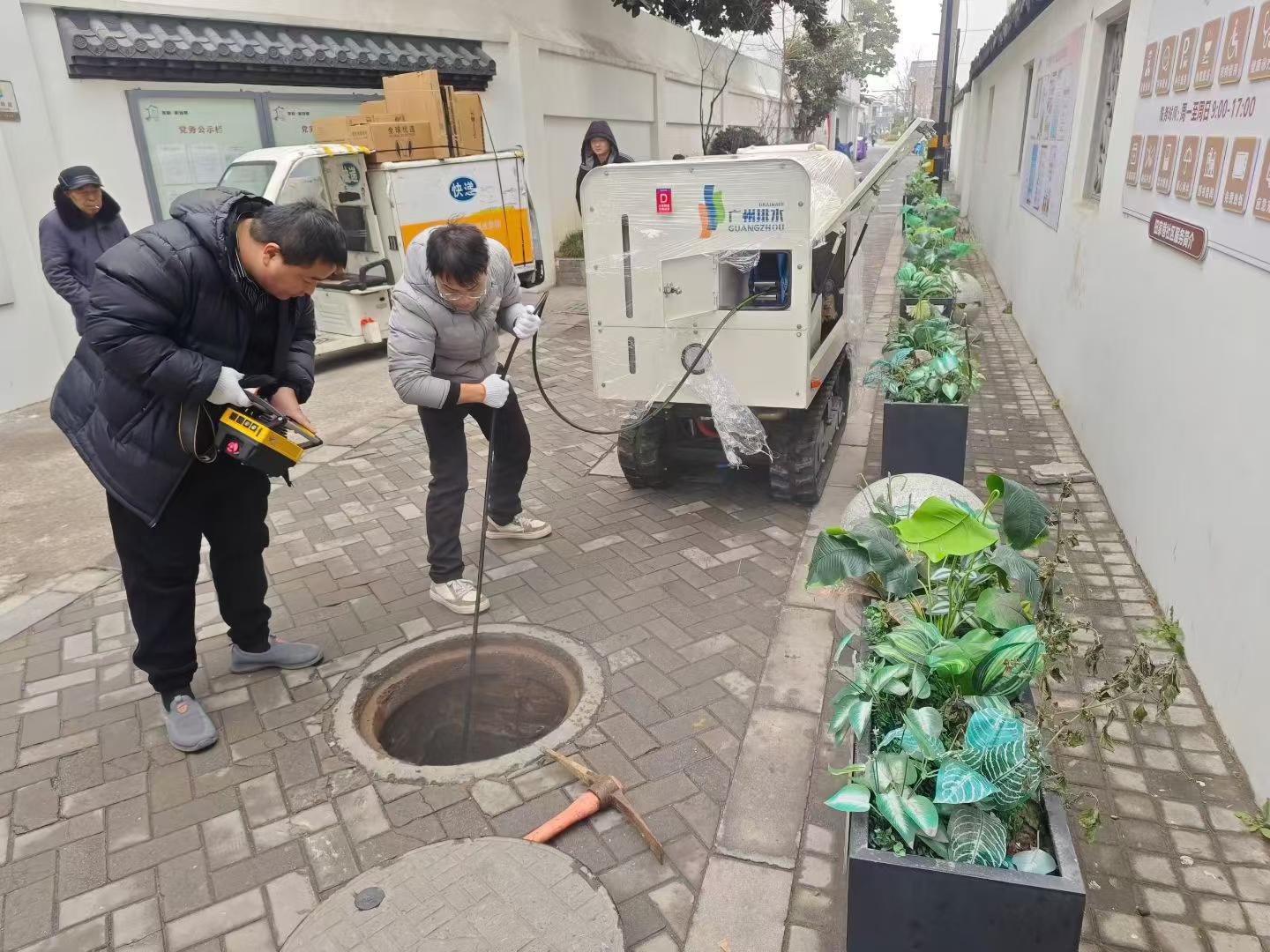 皇家国际幼型管网设备，成功解决狭幼路段管网中存在的梗塞问题
