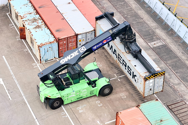 皇家国际纯电动正面吊“绿”动浙江各大海港